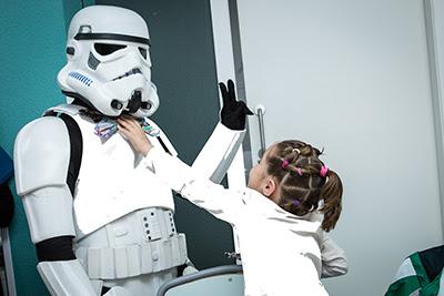 DÍA STAR WARS: LOS SOLDADOS IMPERIALES EJERCEN COMO AYUDANTES POR UN DÍA EN EL ALA DE PEDIATRÍA DEL HOSPITAL 12 DE OCTUBR