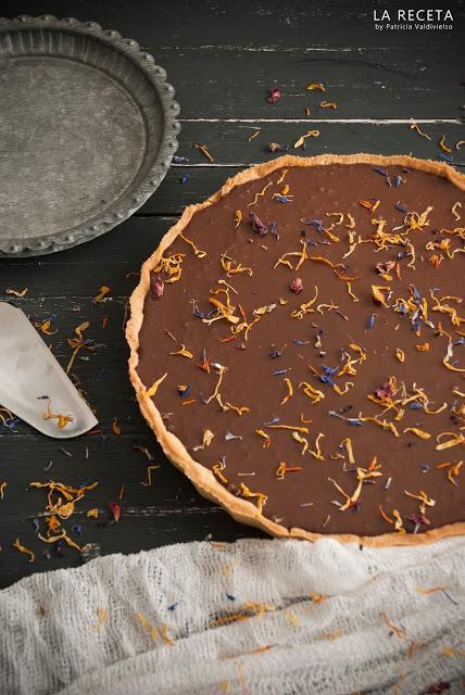 EL INVITADO DEL MES: LA RECETA BY PATRICIA VALDIVIELSO. TARTA DE NARANJA AMARGA Y CHOCOLATE CON FLORES SECAS