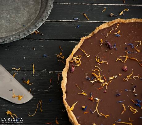 EL INVITADO DEL MES: LA RECETA BY PATRICIA VALDIVIELSO. TARTA DE NARANJA AMARGA Y CHOCOLATE CON FLORES SECAS