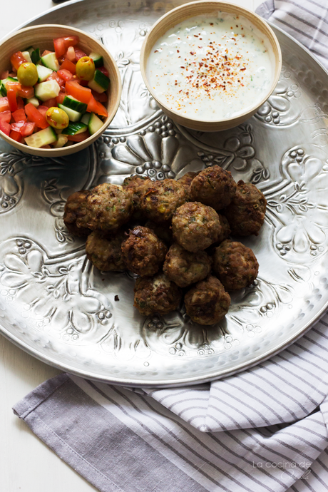 Albóndigas de cordero con salsa de yogurt y cilantro - Chakall (Cooking the Chef) Albóndigas de cordero con salsa de yogurt y cilantro - Chakall (Cooking the Chef)