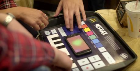 McDonald’s convierte el mantel de sus bandejas en un teclado musical