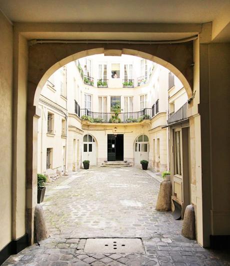 Jambas blancas y puertas de madera patio clasico