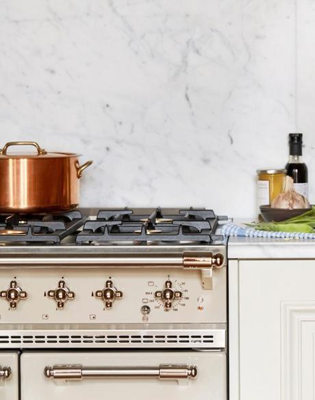 Jambas blancas y puertas de madera cocina vintage mandos dorados