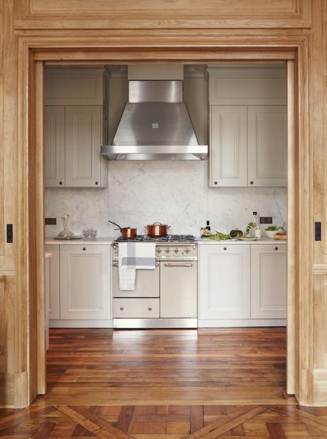 Jambas blancas y puertas de madera kitchen marble wall