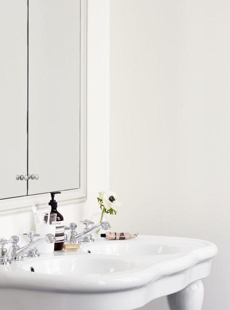 Jambas blancas y puertas de madera lavabo artdeco