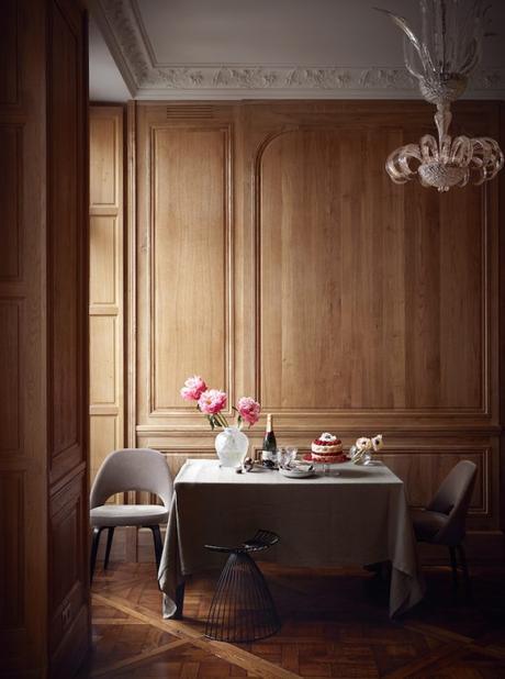 Jambas blancas y puertas de madera panelados de madera en casa
