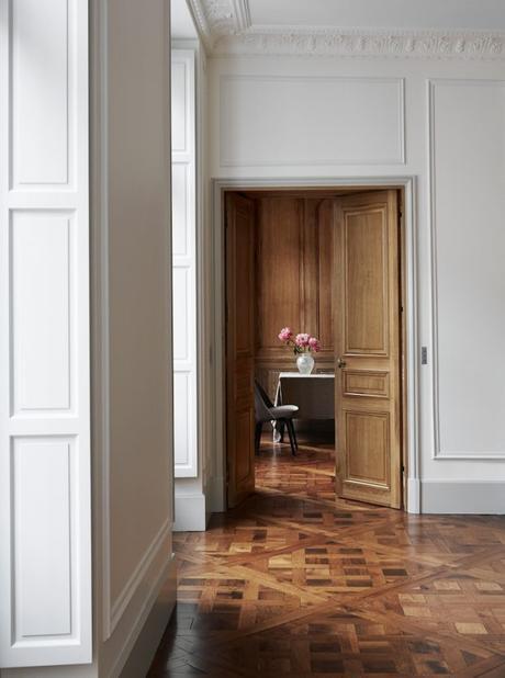 Jambas blancas y puertas de madera Jambas blancas y puertas de madera