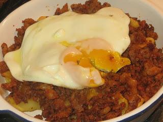 HUEVOS ROTOS CON PICADILLO