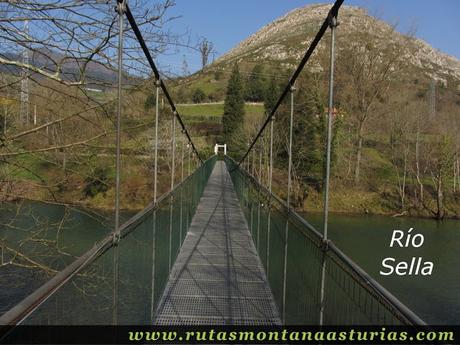 Cruzando el Río Sella por el puente peatonal