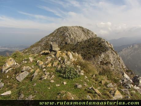 Piedras sobre cima cercana a Corona Castiello