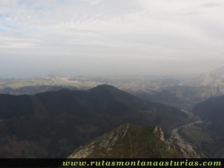 Vista a Ribadesella y valle Sella desde Corona Castiello