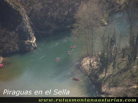 Desde Peña Llana, vista de piraguas en el río Sella