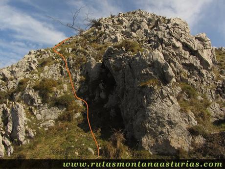 Sendero a la cima de la Corona Castiello