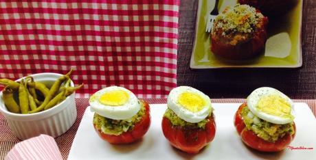 Ensalada en tomate con huevo y bonito