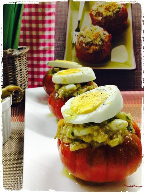 Ensalada en tomate con huevo y bonito 4