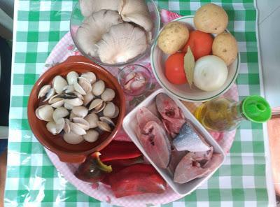 Dorada guisada con setas y almejas Dorada guisada con setas y almejas