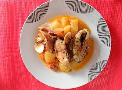 Dorada guisada con setas y almejas Dorada guisada con setas y almejas