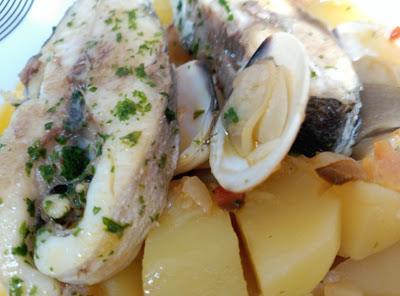 Dorada guisada con setas y almejas Dorada guisada con setas y almejas