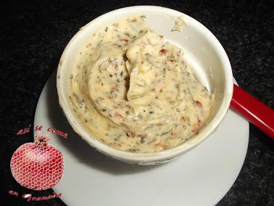 Mantequilla de tomate seco y albahaca