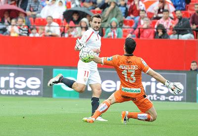 Sevilla 1 - 4 Granada. El Sevilla le regala la permanencia al Granada