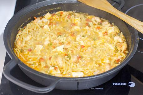 Fideuá de gambas y pollo