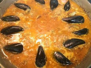 FALSA PAELLA DE QUINOA Y MARISCO