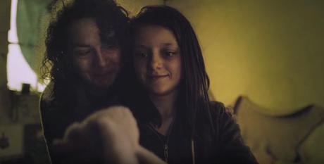 Save The Children muestra el día a día de una niña refugiada en este impactante anuncio