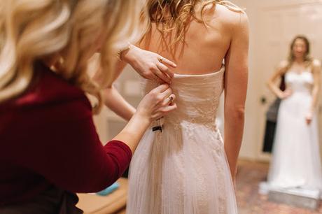 La novia debe de elegir su vestido y realizar alguna prueba - Foto: www.plivvyland.com
