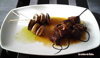 Morcillo a la miel con brochetas de champiñón