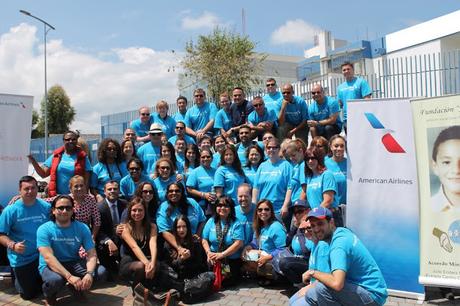 Niños y mayores de Fundación Jonathan reciben apoyo de American Airlines