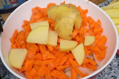 Redondo de ternera en salsa de verduras con patatas al horno