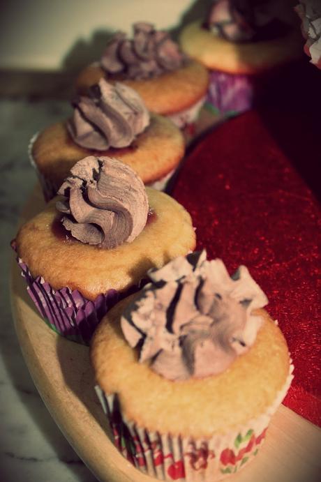 CUPCAKES DE VAINILLA RELLENOS DE MERMELADA DE FRESAS CON CHIA DECORADOS CON FROSTING DE CHOCOLATE