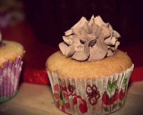 CUPCAKES DE VAINILLA RELLENOS DE MERMELADA DE FRESAS CON CHIA DECORADOS CON FROSTING DE CHOCOLATE