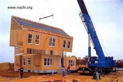 Módulos en montaje para construir una casa en el sitio