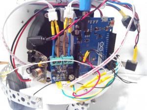 El robot controlado por Arduino y el controlador del motor H-Puente