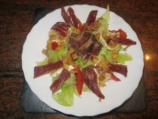 ENSALADA DE CECINA Y QUESO DE CABRA