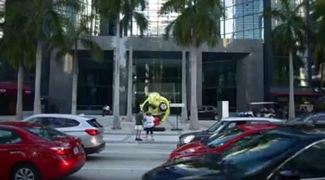 Un emoji creado con un coche accidentado para acabar con el uso del móvil al volante