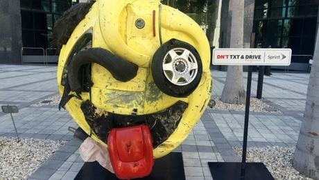 Un emoji creado con un coche accidentado para acabar con el uso del móvil al volante