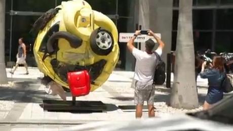 Un emoji creado con un coche accidentado para acabar con el uso del móvil al volante