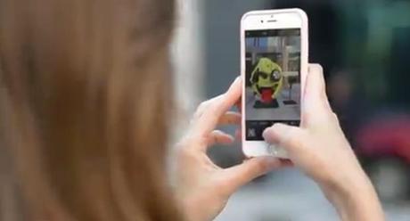 Un emoji creado con un coche accidentado para acabar con el uso del móvil al volante