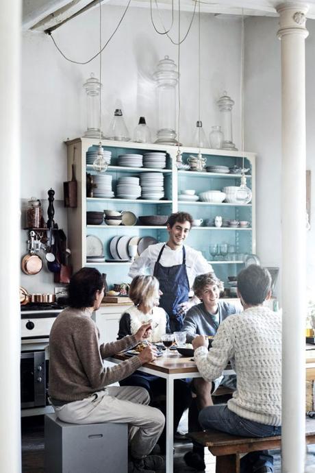 Pintar muebles para darles otro aspecto taburetes en la mesa de comedor