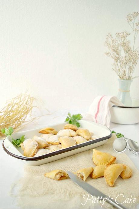 Mini empanadas de pollo con un toque peruano diferente Mini empanadas de pollo con un toque peruano diferente