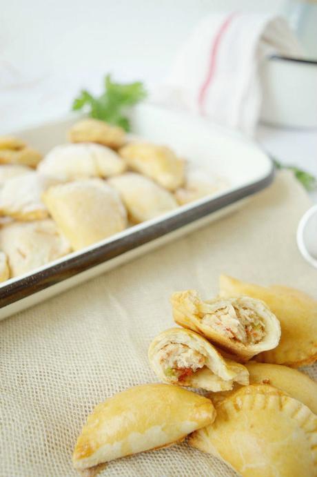 Mini empanadas de pollo con un toque peruano diferente Mini empanadas de pollo con un toque peruano diferente