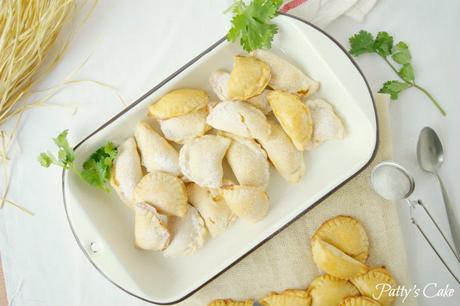 Mini empanadas de pollo con un toque peruano diferente Mini empanadas de pollo con un toque peruano diferente