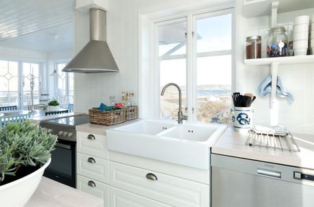 suelo blanco Estilo nórdico marítimo estilo escandinavo decoración en blanco decoración comedores decoración cocinas cocinas nórdicas modernas cocinas abiertas blog decoración nórdica 