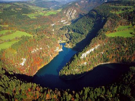 Suiza: montañas verdes,  ríos contaminados por pesticidas