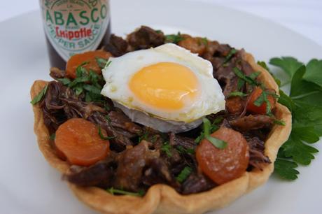 TARTALETAS DE COLA DE TORO CON  QUESO DE CABRA Y HUEVOS DE CODORNIZ