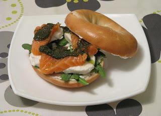Bagel con salmón al pesto