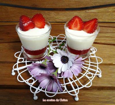 Vasitos de chocolate blanco y fresas