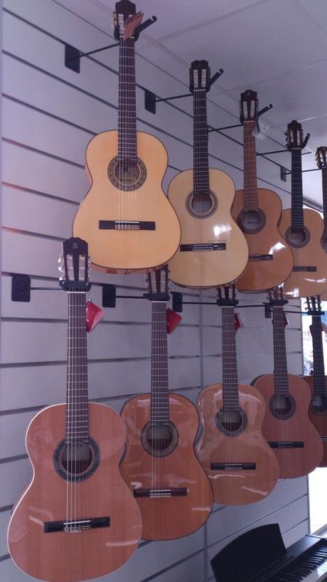 Guitarras españolas colgadas